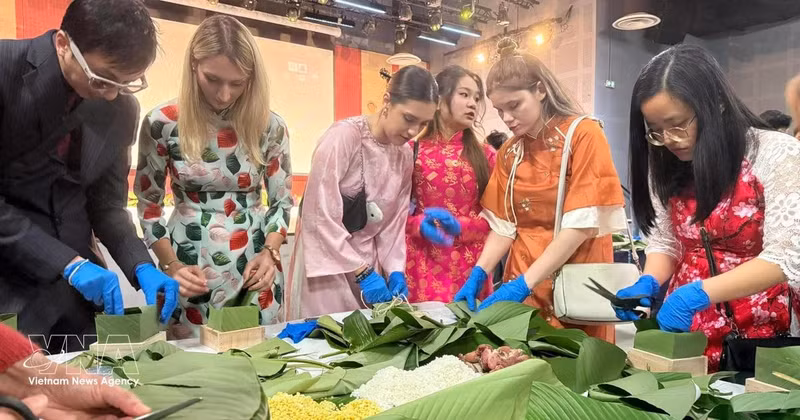 法国年轻人体验包越南粽子。（图片来源：越通社）