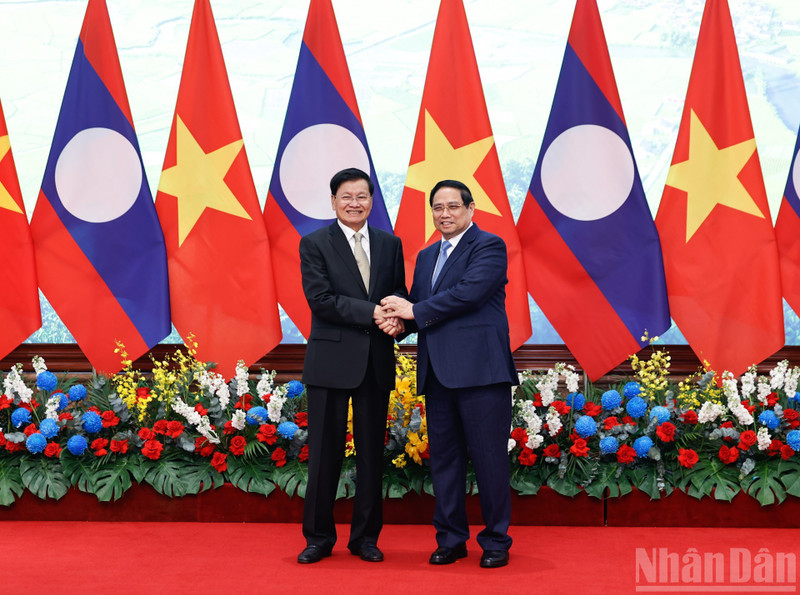 越南政府总理范明正与老挝人民革命党中央总书记、国家主席通伦·西苏里。