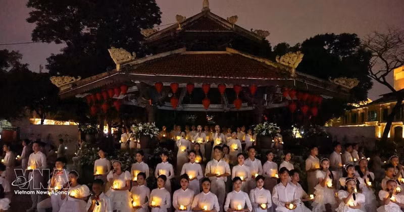 3月28日晚，《平安河内》现场演唱会进入尾声，全场同步熄灯，共同响应“地球一小时”活动。（图片来源：越通社）