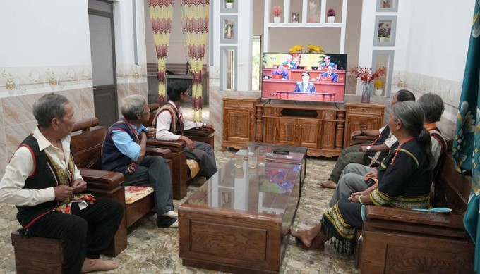 广义省人民观看越共十四大开幕式。