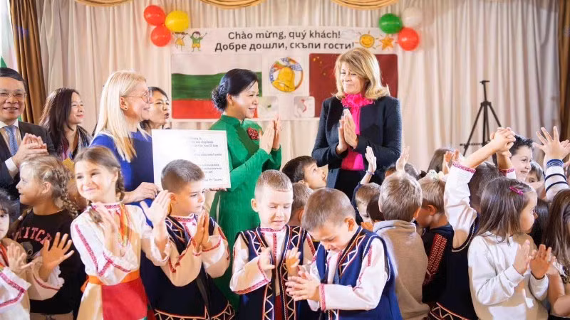 吴芳璃夫人造访保加利亚第二幼儿园“兹万切”。