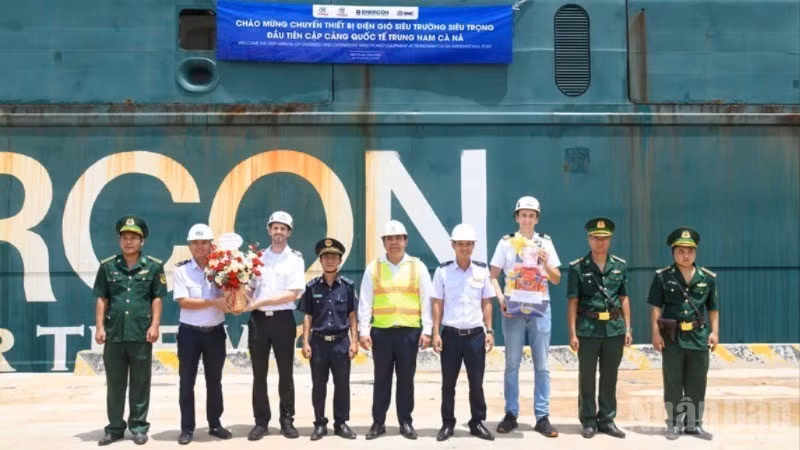 中南-袈拿国际港口管理委员会、边防部队和地方政府代表在码头迎接“ESHIP 1”号货轮的靠泊，并向全体船员献花表示祝贺。