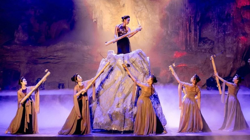 广宁省大型实景演出节目《寻找玉痕》中的一个表演片段。