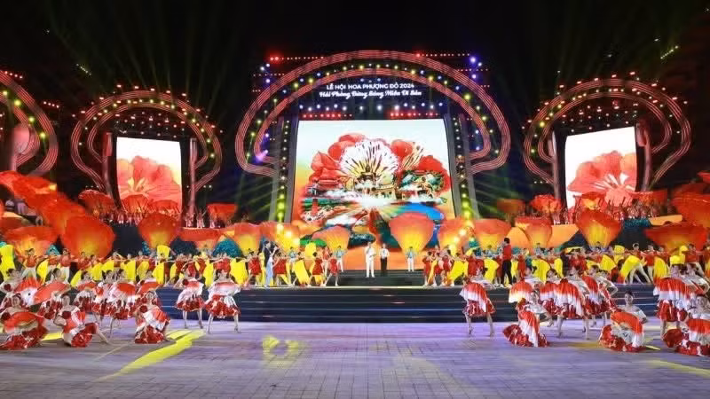 凤凰花节营造出充满活力的文化空间，有助于打造具有海防特色的文化产品。（光勇 摄）