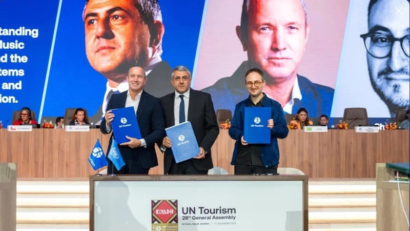 联合国旅游组织与 UMusic Hospitality & Lifestyle 及音乐生态系统中心合作备忘录签署仪式。（图片来源：UN Tourism）