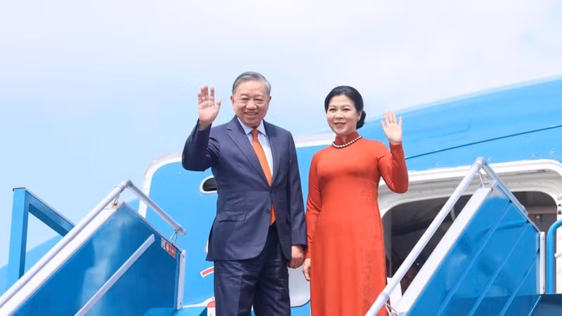 越共中央总书记苏林和夫人吴芳璃启程赴芬兰共和国进行正式访问。