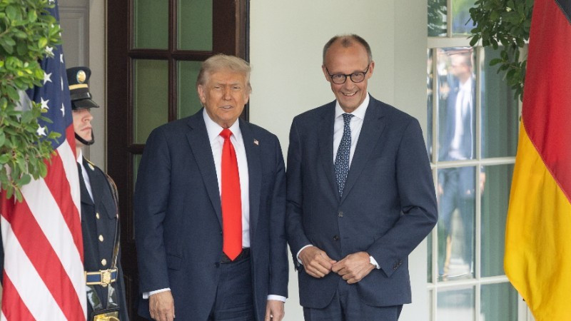 2026年3月3日，美国总统唐纳德·特朗普（右）在华盛顿白宫与德国总理弗里德里希·默茨举行会谈。双方还就乌克兰冲突以及欧盟与美国之间的贸易关系进行讨论。（图片来源：新华社/越通社）