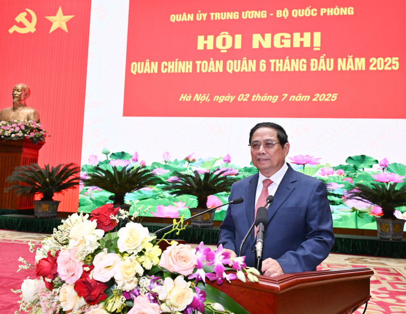 范明正总理在会议上发表讲话。