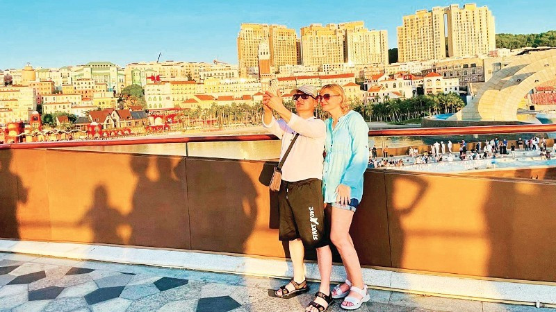 国际游客在安江省富国岛“接吻桥”打卡留影。