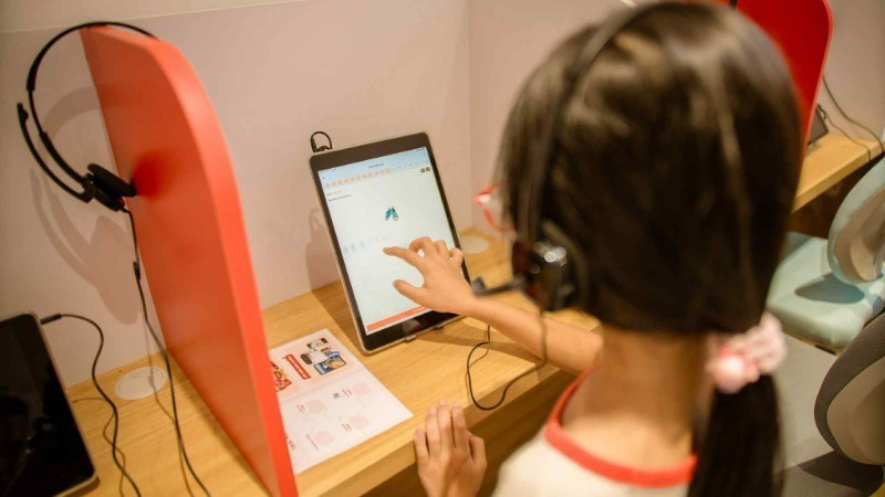 小学生与人工智能一起学习英语。（原魁 摄）