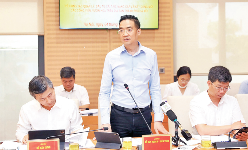 河内规划建筑局领导在河内市人民议会会议上就本市公园、花园规划工作作出说明。（黎海 摄）