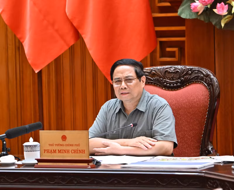 范明正总理在会议上发表讲话。