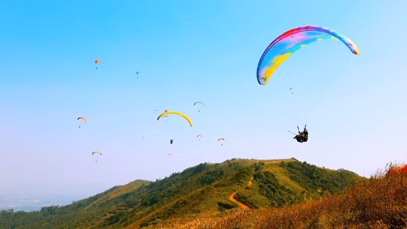 布坡是首都河内少有的滑翔伞体验地。