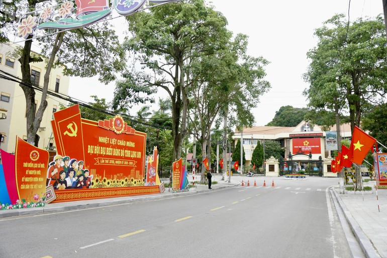 迎接2025—2030年任期越共谅山省第十八次代表大会的喜庆氛围洋溢街头。