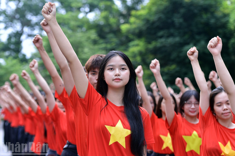 全国青年同步举行'我爱我祖国'升国旗、向国旗敬礼活动。
