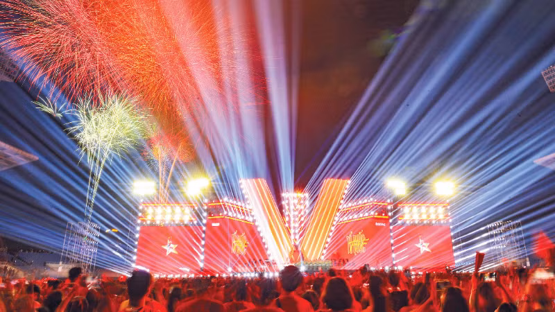 由《人民报》社主办的文艺晚会《祖国在心中》在美亭国家体育场隆重举行，吸引了逾5万名观众到场观看。（世代 摄） 