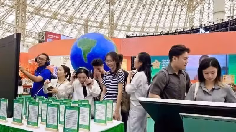 读者体验电出版带来的便捷服务。