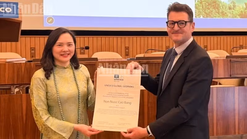 越南常驻联合国教科文组织代表团团长阮氏云英大使领取认定证书。