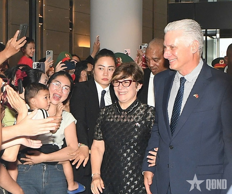 古共中央第一书记、古巴共和国主席米格尔·迪亚斯—卡内尔·贝穆德斯与越南人民亲切交流。（图片来源：人民军队报）