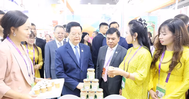 越南政府副总理梅文正参观越南企业的展位。（图片来源：越通社）