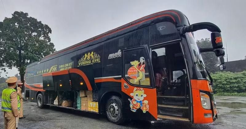 越南交警使用双层卧铺客车实地评估山区交通安全状况。（图片来源：anninhthudo.vn）