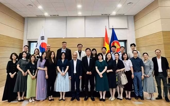 代表团与驻韩国大使、总领事以及旅韩越南人团体和侨胞合影留念。（图片来源：越通社）