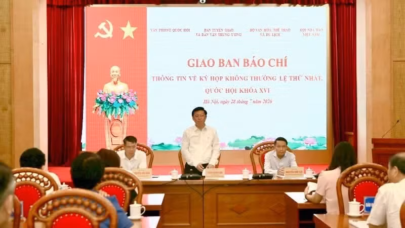 第十六届国会首次非常规会议新闻工作交班会现场。