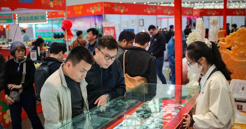 参观者选购博览会上的产品。（图片来源：越通社）