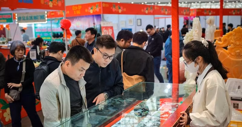 参观者选购博览会上的产品。（图片来源：越通社）
