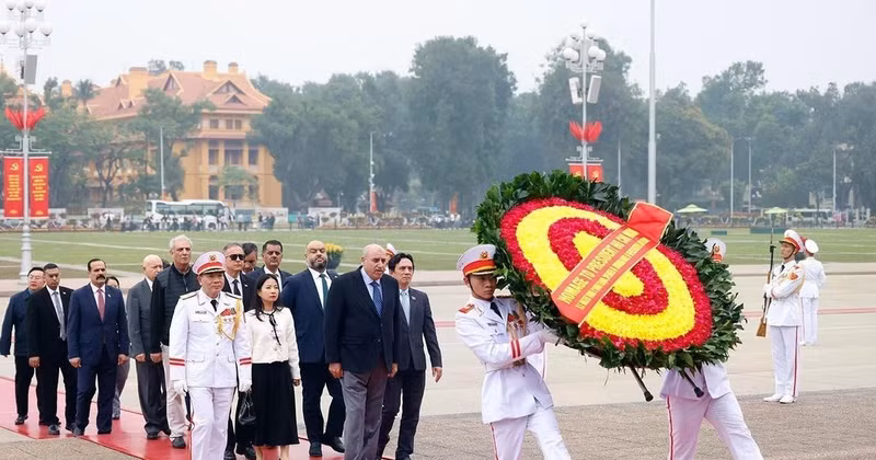 约旦众议院议长入陵瞻仰胡志明主席遗容。
