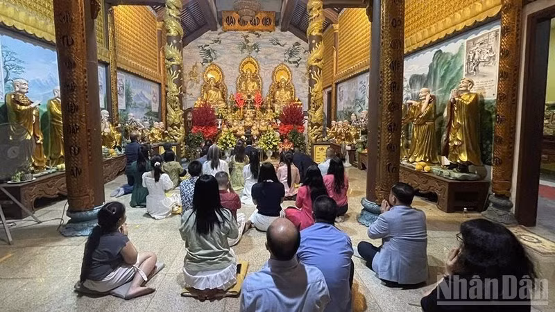 除夕夜去寺庙烧香祈福——旅老越南侨胞喜迎新春的文化之美。（惟全 摄）