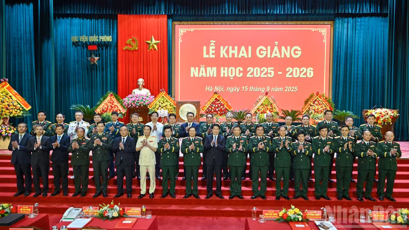 国家主席梁强与国防部、国防学院领导及与会代表合影。