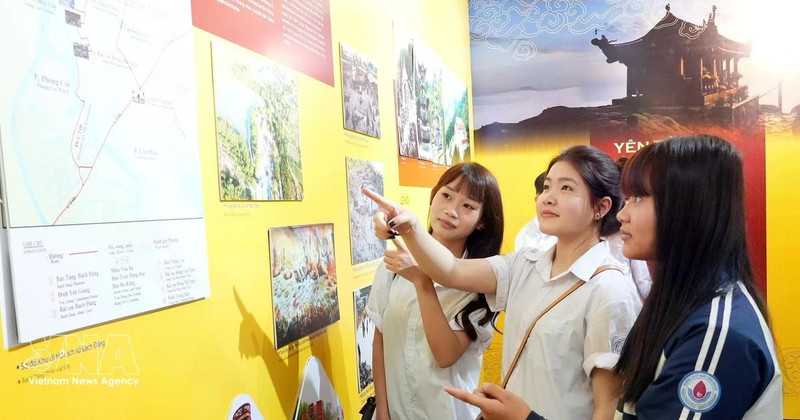 学生们参观“介绍世界文化遗产安子—永严—昆山劫泊遗迹名胜群”专题展。