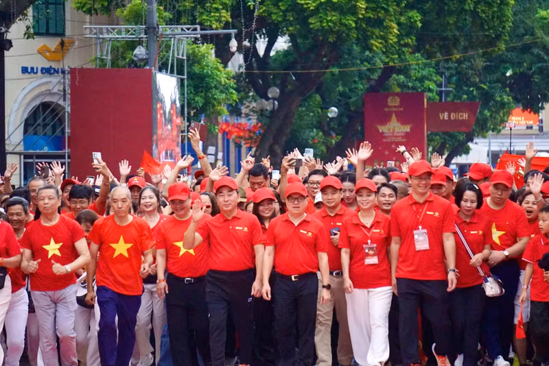 越共中央委员、中央宣教与民运部副部长、《人民报》社总编辑、越南新闻工作者协会主席、“与越南一同前进”全国徒步活动指导委员会主任黎国明和各位代表共同参与健步行。