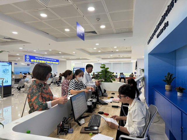 河内市公共行政服务中心工作人员协助民众办理行政手续。