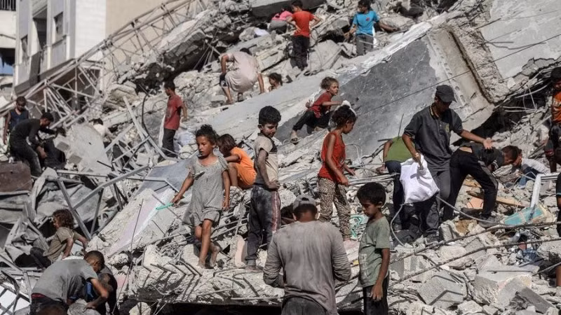 2025年9月6日，以色列空袭加沙城后，一栋被炸毁的大楼附近的巴勒斯坦民众。（图片来源：新华社）