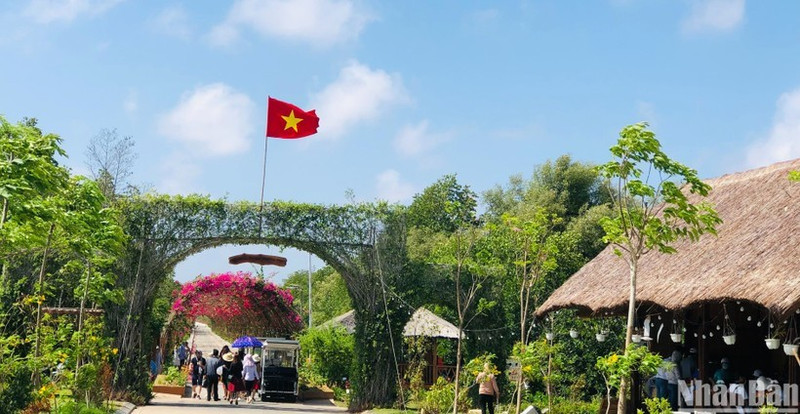众多游客热衷于在和平-薄辽风力发电工程体验的旅游项目。