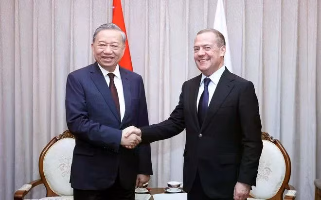 越共中央总书记苏林会见统一俄罗斯党主席、俄罗斯联邦安全会议副主席梅德韦杰夫。（图片来源：越通社）