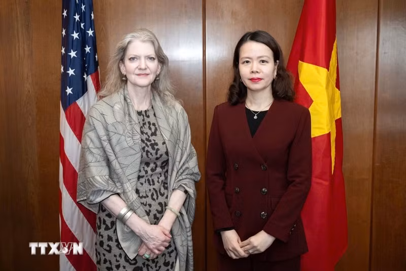 越南外交部副部长阮明姮与美国国务院政治事务副国务卿艾莉森·胡克。（图片来源：越通社）