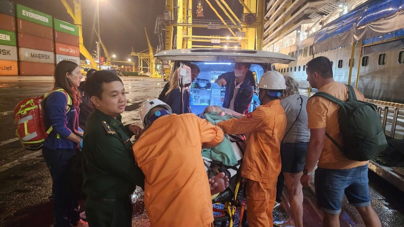 搜救力量登上荷兰籍邮轮“威士特丹”号。