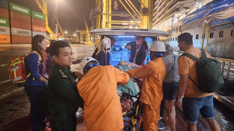 搜救力量登上荷兰籍邮轮“威士特丹”号。