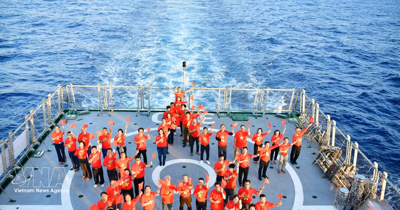 4月26日，来自全球24个国家和地区的60多位旅外越南侨胞结束了自2025年4月18日至26日期间乘坐“大团结号”军舰探望长沙岛县和DK1海上高脚屋军民的行程。（图片来源：越通社）