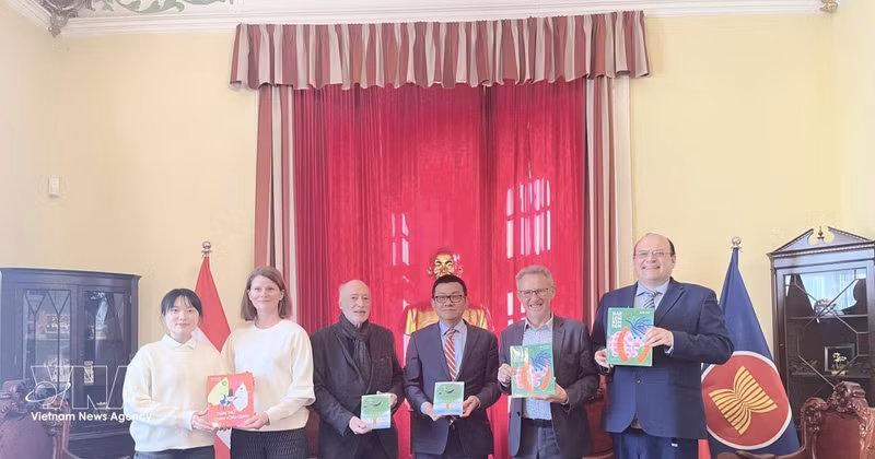 越南驻奥地利大使武黎泰皇与奥地利著名儿童文学作家米拉·洛贝家人合影。（图片来源：越通社）