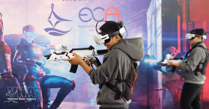 学生们在2025年亚洲电子竞技锦标赛（ECA 2025）期间体验虚拟现实游戏。（图片来源：越通社）