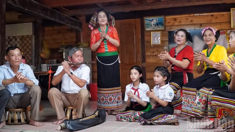 民间艺人向年轻一代传授民族民歌。（廷凤 摄）