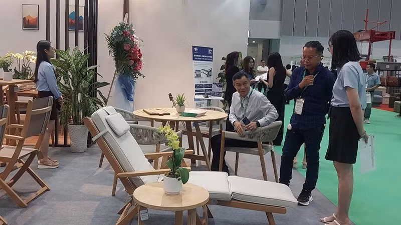 企业代表在胡志明市参观出口木制家具和室内装饰产品展览。