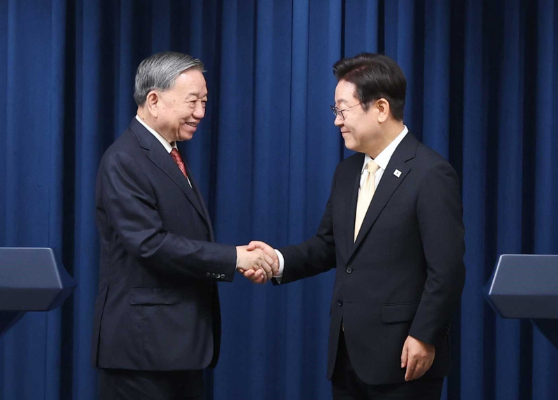 越共中央总书记苏林与韩国总统李在明共同会见记者。（图片来源：越通社）