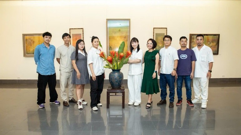 参展画家与艺术家合影留念。