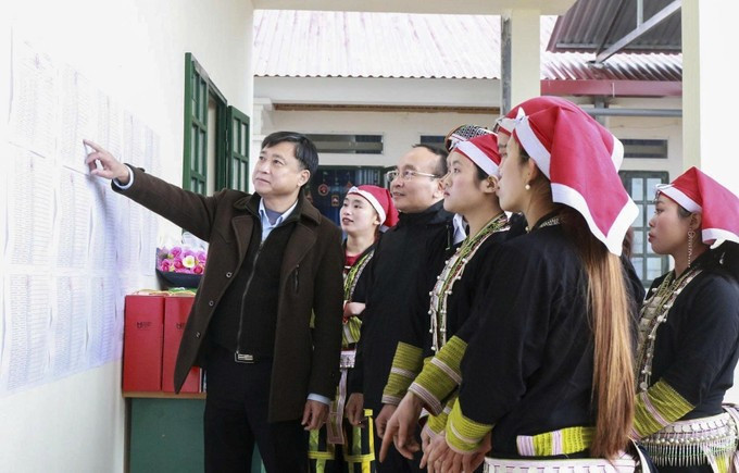 选民查看公开张贴的候选人名单。（图片来源：越通社）