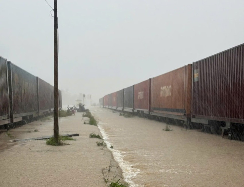 受中部地区洪涝灾害影响，铁路部门已被迫暂停大量车次。